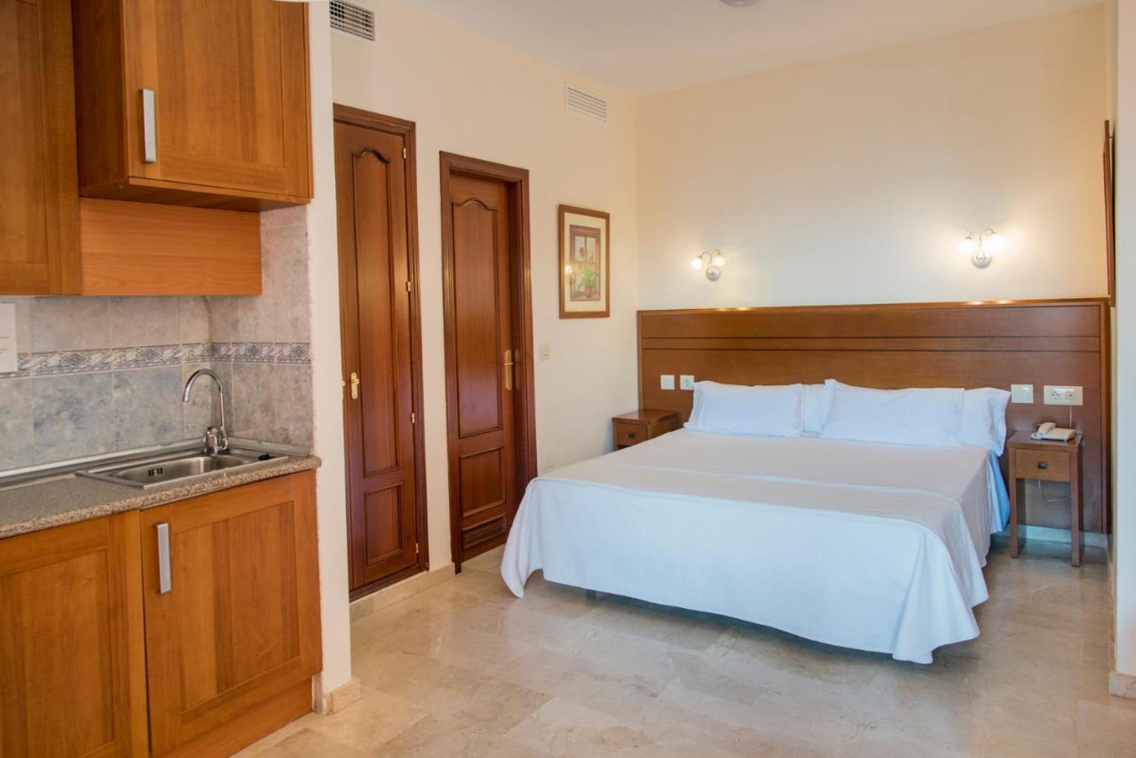 Apartamentos Don Juan Манилва Екстериор снимка